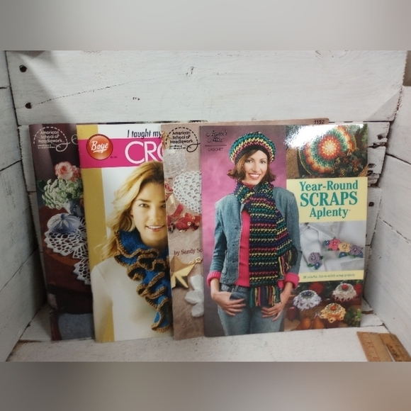 Lot of 4 Crochet Booklets, Patterns and Instructions. - Picture 1 of 10